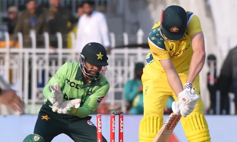 دوسرا ون ڈے: آسٹریلیا کی پاکستان کے خلاف بیٹنگ جاری