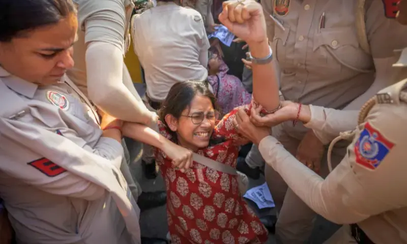 ایک امتحانی اسکینڈل نے مودی حکومت کو مشکل میں کیسے ڈالا ہوا ہے؟