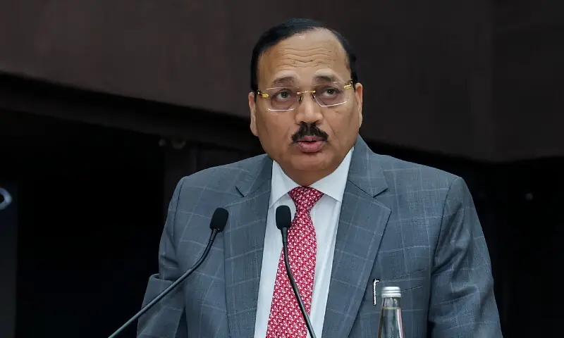 نوجوانوں کو کاکروچ قرار دینے والے بھارتی چیف جسٹس کو برطانیہ میں شرمندگی کا سامنا