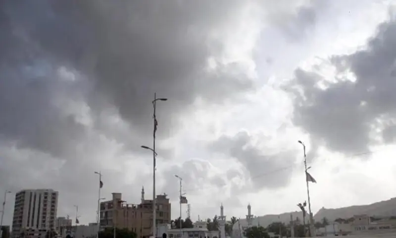 Karachi to remain hot and humid, light drizzle likely tonight