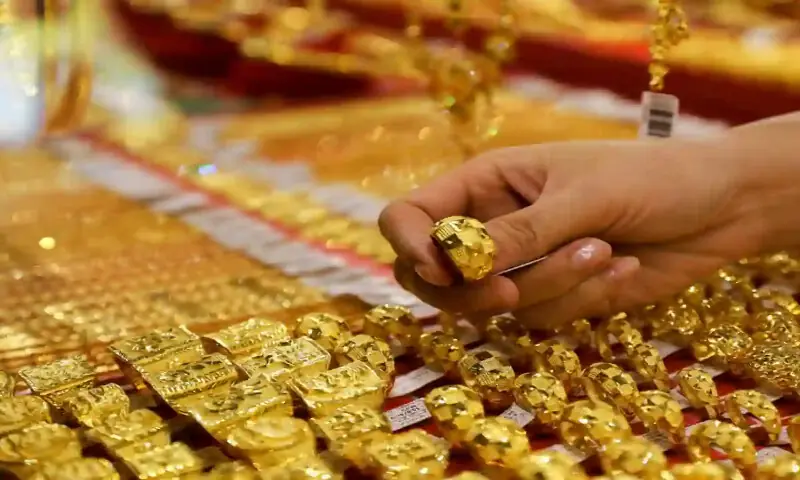 Gold prices edge lower in domestic and global markets