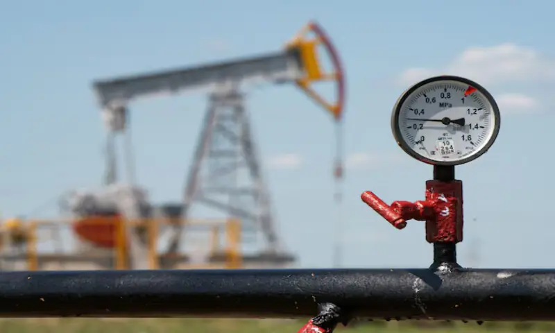 Oil falls as US-Iran talks ease supply fears on export waivers