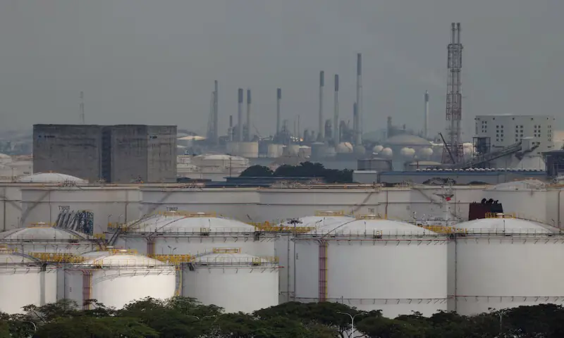 Oil down 2% amid resumption of Hormuz shipments