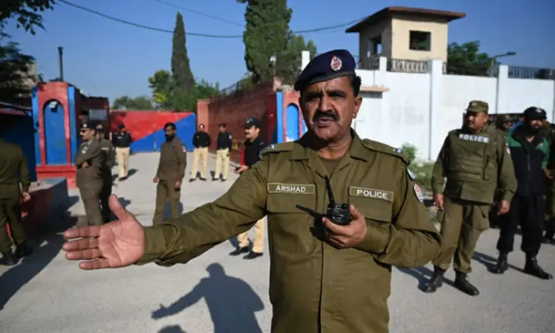 اڈیالہ جیل کی پریزن وین سے 14 قیدی فرار، 4 گرفتار، 10 کی تلاش کیلئے آپریشن جاری