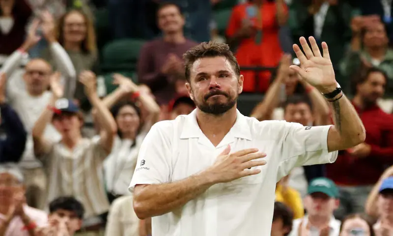Switzerland&rsquo;s Stan Wawrinka looks dejected as he waves to fans after losing his first round match against Italy&rsquo;s Matteo Berrettini. &ndash; Reuters