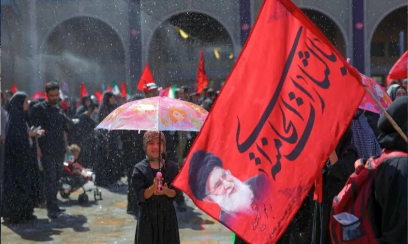 آیت اللہ خامنہ ای کے جنازے میں لہراتے سرخ جھنڈوں کا کیا مطلب ہے؟