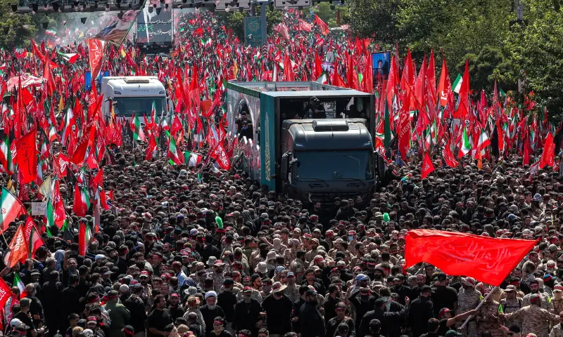 تہران کے بعد قُم میں بھی آیت اللہ خامنہ ای کی تاریخی نمازِ جنازہ؛ میت کو عراق لے جایا جائے گا