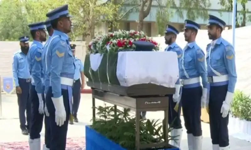 خاتون کو بچانے کی کوشش میں شہید گروپ کیپٹن عاصم مکمل فوجی اعزاز کے ساتھ سپرد خاک