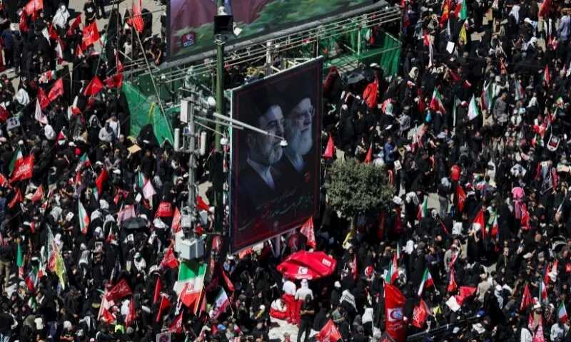 آیت اللہ علی خامنہ ای کی تدفین کی تیاریاں جاری، مشہد میں لاکھوں سوگواروں کی آمد