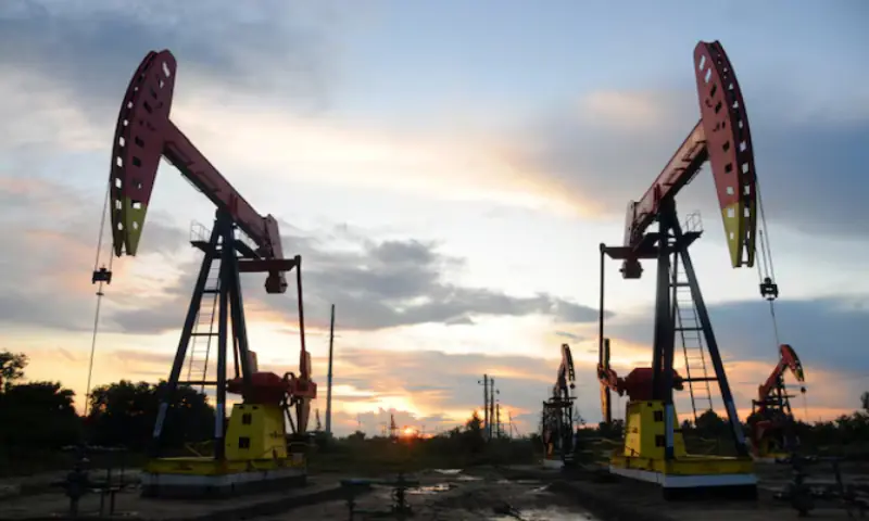 Oil heads for weekly gain as Middle East supply risks persist