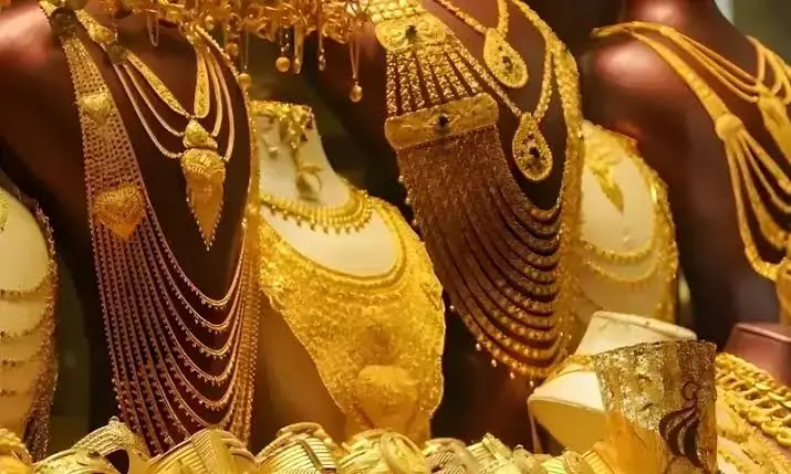 Gold price jumps Rs2,400 per tola in local market