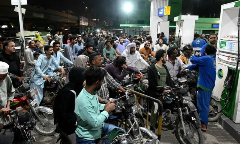 حکومت نے پیٹرول 4 روپے اور ڈیزل 3 روپے فی لیٹر مزید مہنگا کردیا