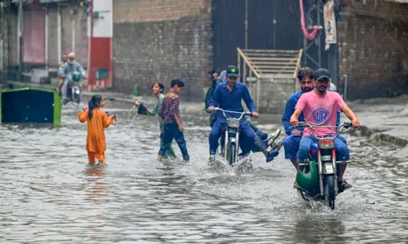 پنجاب: بارش کے پانی میں نہانے پر پابندی عائد