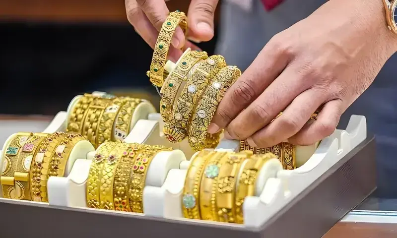 Gold prices fall sharply in Pakistan as global market weakens