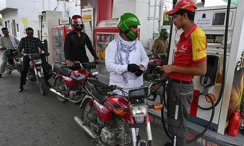 پیٹرول سستا، ڈیزل مہنگا، حکومت نے نئی قیمتوں کا اعلان کر دیا