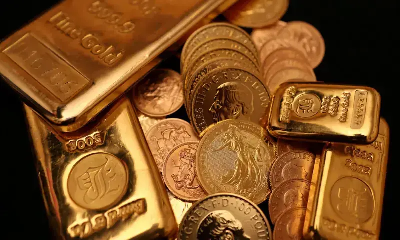 Gold prices climb in global and local markets