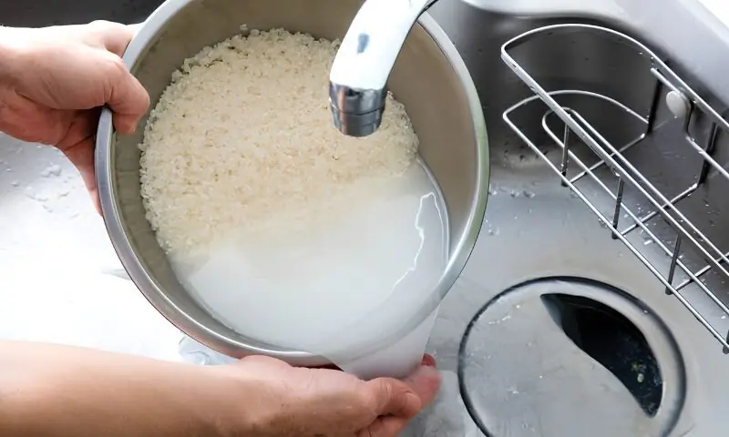 کیا چاول کا پانی واقعی بال بڑھاتا ہے؟ سائنس کیا کہتی ہے؟ کیا چاول کا پانی واقعی بال بڑھاتا ہے؟ سائنس کیا کہتی ہے؟