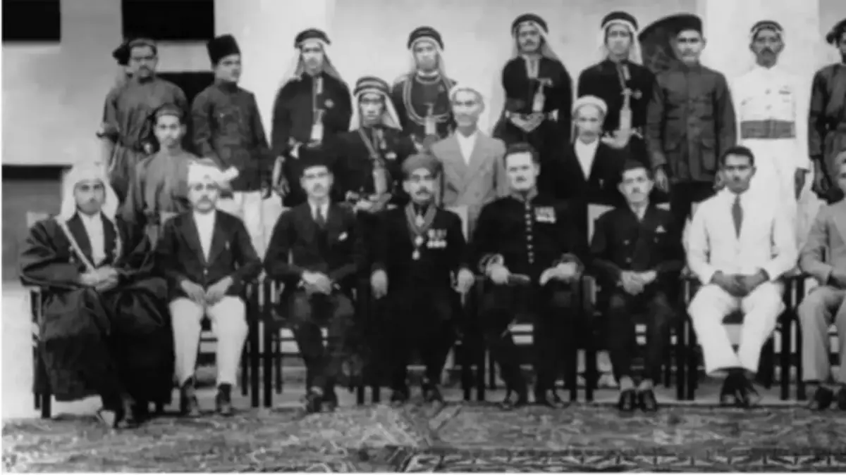  انڈین پولیٹیکل سروس  کے افسران، جو خلیجِ فارس کی ریزیڈنسی میں تعینات تھے۔ (تصویر: ایکس/سیم ڈیلریمپل) 