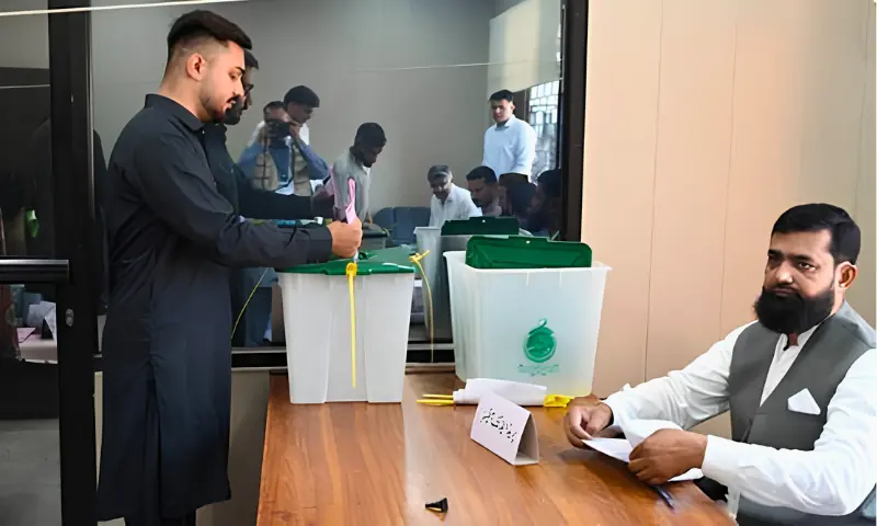 آزاد کشمیر انتخابات کا فائنل راؤنڈ: موجودہ اور دو سابق وزرائے اعظم کی قسمت کا فیصلہ آج ہوگا