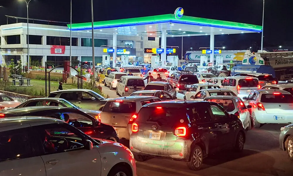 پیٹرولیم ڈیلرز کی دھمکی کام کرگئی، حکومت نے ڈیلرز مارجن بڑھا دیا، ہڑتال ملتوی
