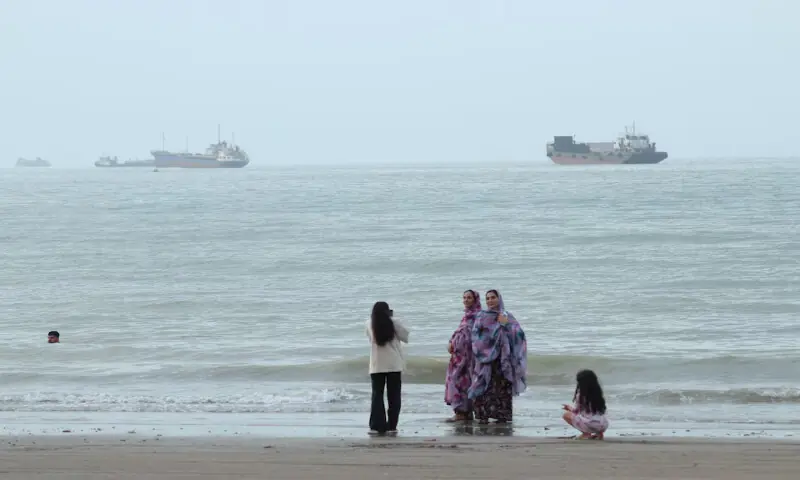 Hormuz traffic near standstill as US vows blockade