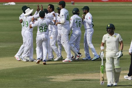 South Africa bowled out for 220 in first Test against Pakistan