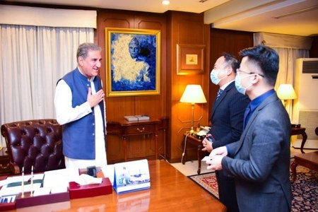 FM underlines need to tap vast investment opportunities in Pakistan including IT sector