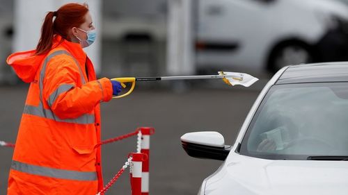 UK reports another 39,906 corona-virus cases