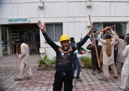 پی ٹی وی پر حملہ: اُس دن ہوا کیا تھا۔۔۔؟