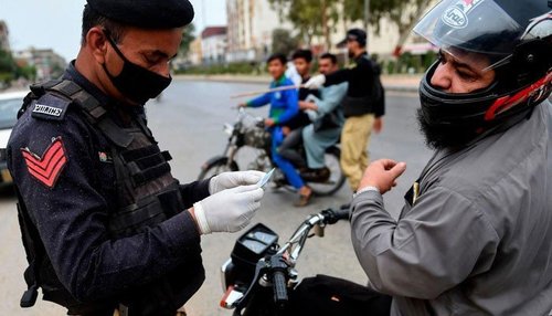 کراچی میں کورونا ویکسین نہ لگوانے والے 2 افراد گرفتار، مقدمہ درج