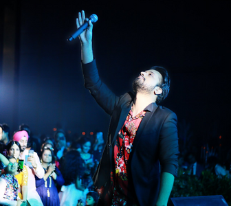 Atif Aslam ditches car, arrives at Karachi concert on bike