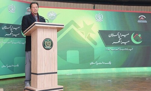 Netizens run riot on PM's advice to bankers &lsquo;to wear shalwar kameez&rsquo;
