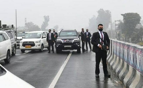 Modi trapped on flyover in "serious" security lapse