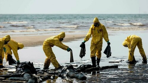 Oil spill 'nail in the coffin' for Covid-hit Thai beach businesses