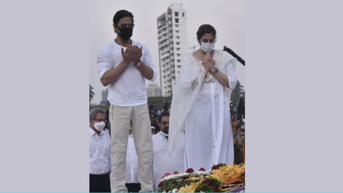 Shah Rukh Khan accused of &lsquo;spitting&rsquo; on Lata Mangeshkar&rsquo;s remains at funeral