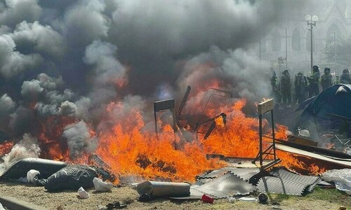 New Zealand protesters burn camp after riot police move in