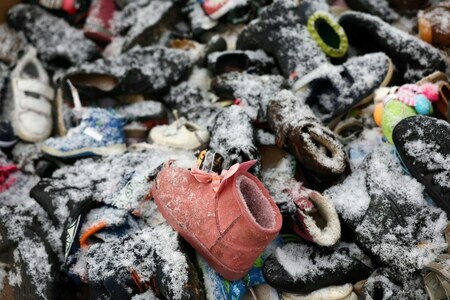 EU backs move to give Ukraine refugees temporary residency