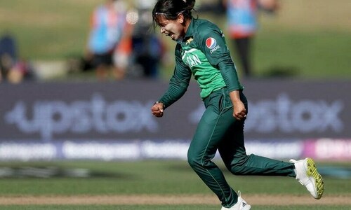 Loss leaves Pakistan on brink at World Cup