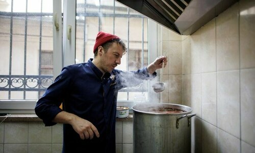 Ukrainian celebrity chef serves up free meals for refugees