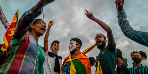 Sri Lanka students mob PM&rsquo;s home over economic crisis