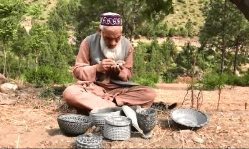 Video: Mingora&rsquo;s lonely mountain carver