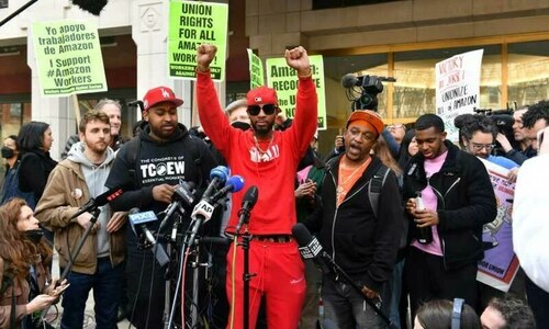 Amazon workers in New York vote to unionize in US first