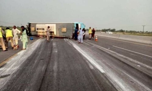 Five killed, over 20 injured in Ghotki motorway accident