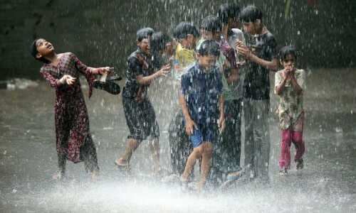 First spell of rain gives relief to Pakistanis grappling with heat