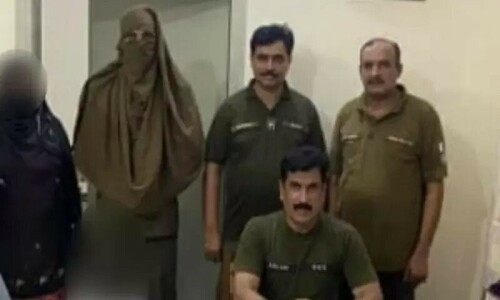 Pardey ke peecha kya hai, Gujrat Police?