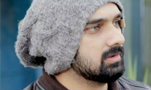 Yasir Jaswal trolls Nawaz Sharif outside Avenfield House