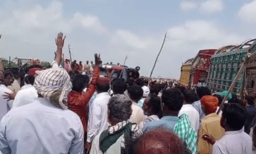 Badin&rsquo;s Thar Coal Road sit-in enters third day, traffic to Karachi suspended