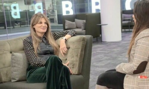 Jemima Khan sings popular Urdu song during interview
