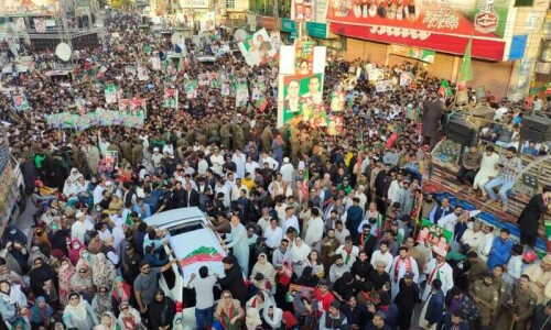 Security beefed up at Khan&rsquo;s residence as PTI&rsquo;s Azadi March leaves for Gujrat today