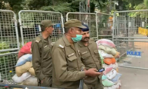 Security up a few notches at Imran&rsquo;s Lahore residence amid new threat